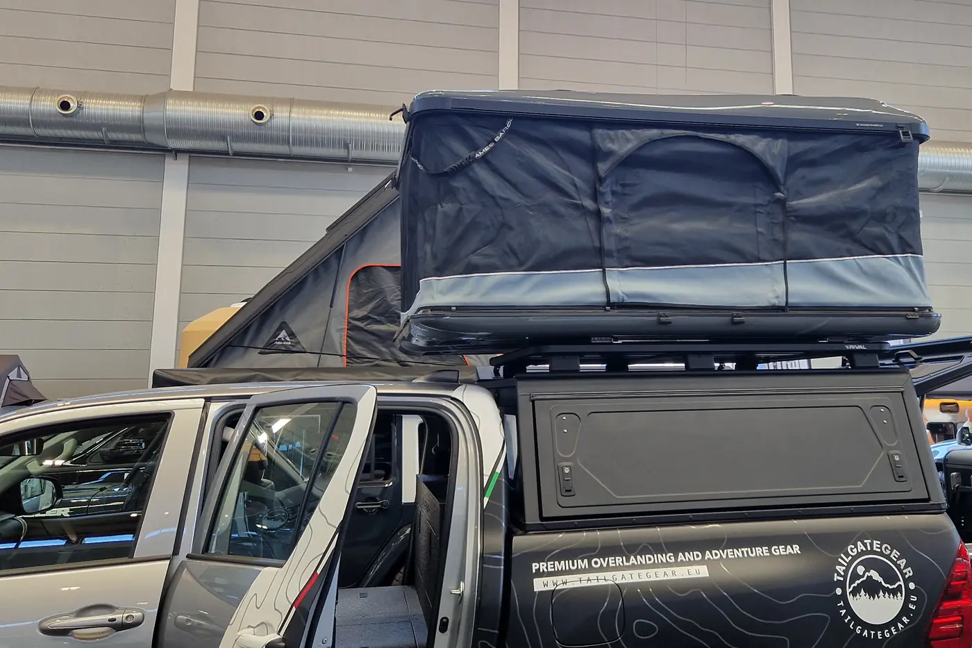 Toyota Hilux mit Hardtop, Plattformträger und flacher schwarzer Hartschalen-Dachbox als Dachzelt