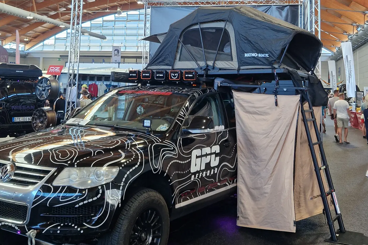 Offroad-Umbau eines VW Touareg mit Keil-Dachzelt, seitlichem Duschzelt und LED-Lichtbalken