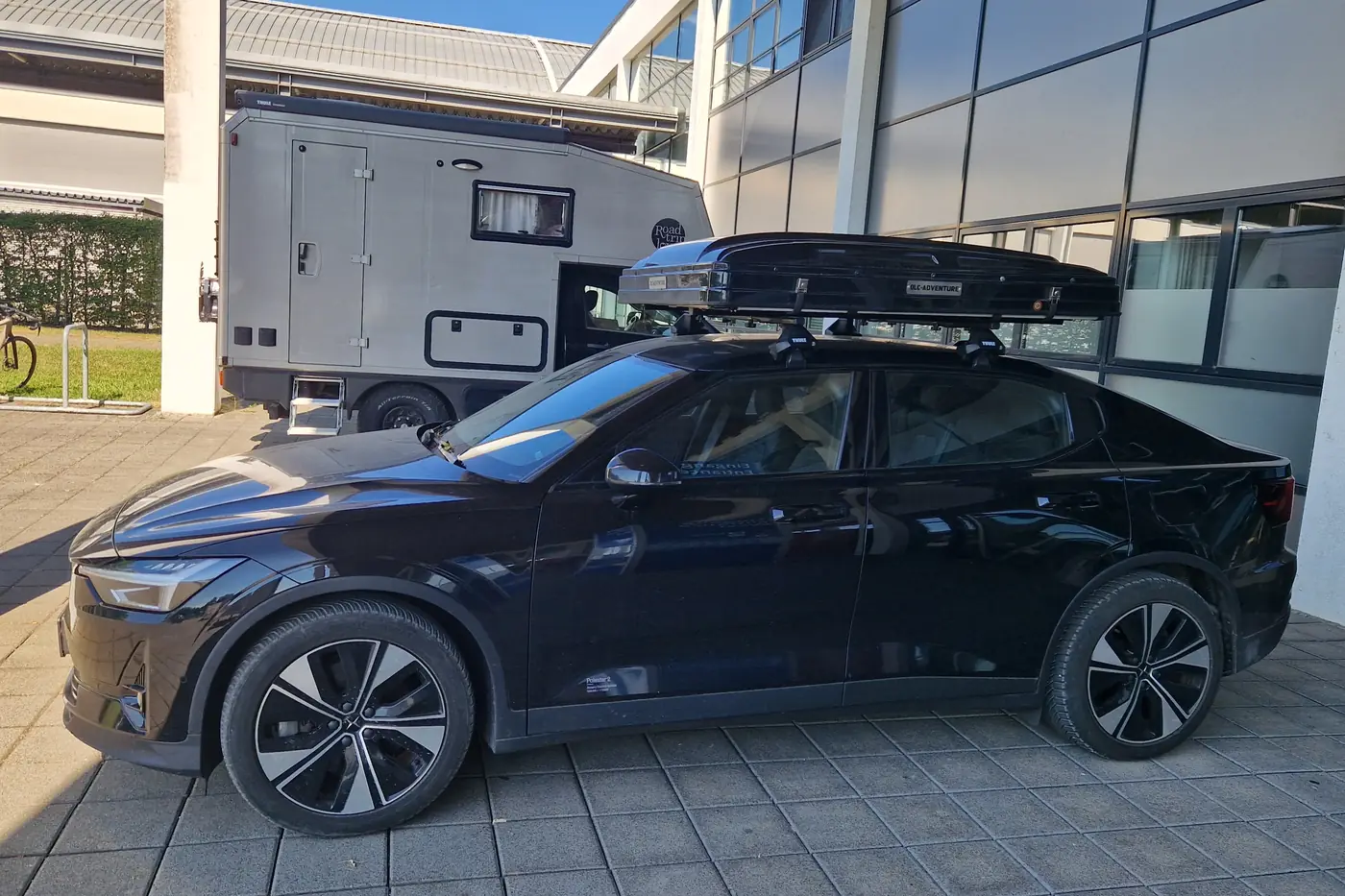 Ultraflaches OLC-Adventure-Hartschalen-Dachzelt auf einem Polestar 2 – kaum höher als eine Dachbox