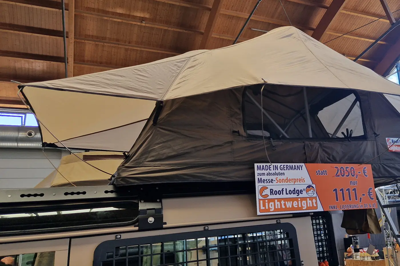 Nakatanenga Roof Lodge Lightweight Softshell-Dachzelt mit Messepreisschild 1111 Euro statt 2050 Euro