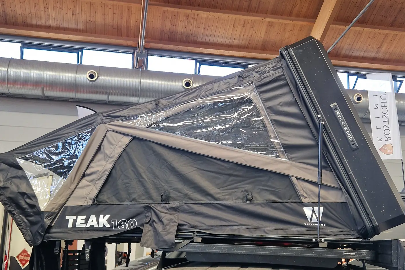 VICKYWOOD Teak Hybrid-Dachzelt aufgeklappt mit Blick auf Fenster und Innenraum auf einem SUV