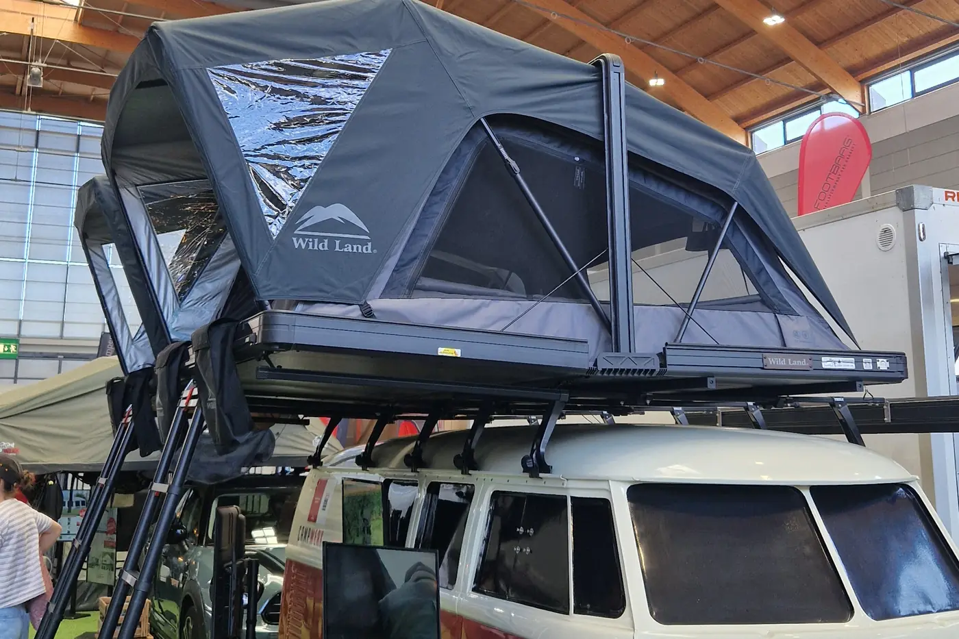 Aufblasbares Wild Land Dachzelt mit Luftkammer-Gestaenge auf einem klassischen roten VW T1 Bulli